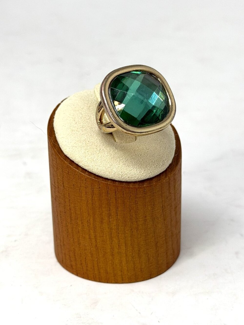 Green Faceted Crystal Woman’s Ring sz 5 ¾ Statement Gold Tone Cushion Cocktail